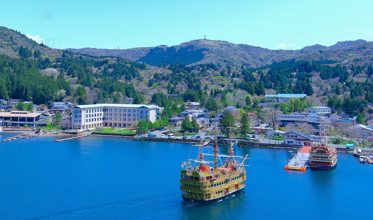 Lake Ashinoko and Hotels