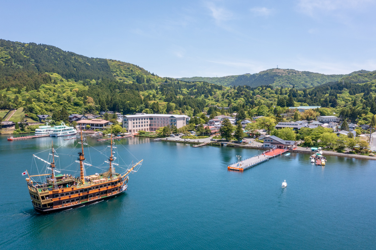 Lake Ashinoko and Hotels